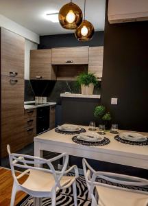 克拉列沃Apartment Leona的厨房配有桌子、两把椅子和台面