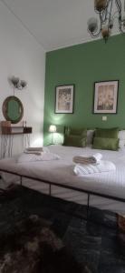斯卡拉卡伦尼斯Nancy Rooms的一间卧室设有一张大床和绿色的墙壁