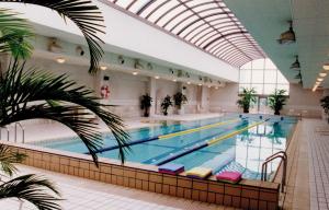 上海花园饭店（上海）的大型建筑中的大型游泳池