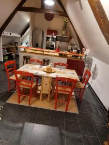 Trosly-BreuilAppartement familial avec balcon的厨房配有木桌和椅子