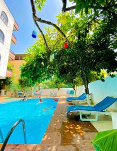 安塔利亚卡夫卡斯酒店的一个带蓝色躺椅的游泳池
