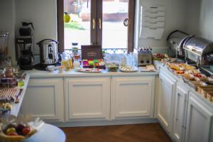 帕克薇拉普科酒店的厨房的柜台上放着许多盘子的食物