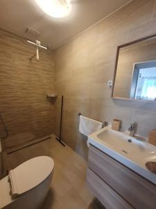 波尔托罗Harmony apartments的浴室配有卫生间、盥洗盆和浴缸。