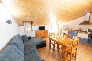 阿罗约弗里奥Alojamiento Rural Arco Iris的客厅配有蓝色的沙发和桌子