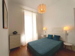 法鲁10 MARIA - Faro的一间卧室设有一张绿色的床和一个窗户。