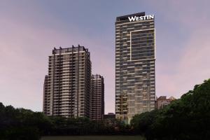 马尼拉The Westin Manila的一座高大的建筑,上面有标志