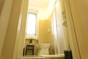 巴里CityFlat Guest House的一间带卫生间和窗户的浴室
