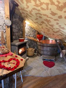 皮亚扎托雷ALLA STALLA Suite & Chalet的客房设有木桌和壁炉。
