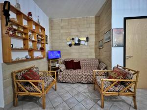 佩斯科勒海滨Casa Vacanza Rita的客厅配有沙发和两把椅子
