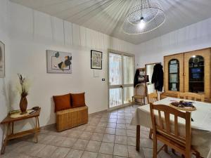 佩斯科勒海滨Casa Vacanza Rita的客厅配有桌子和椅子