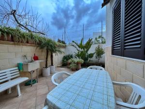 佩斯科勒海滨Casa Vacanza Rita的庭院配有桌椅和水槽。