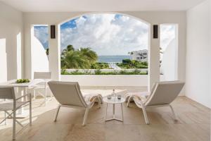 Rendezvous BeachAurora Anguilla Resort & Golf Club的海景用餐室