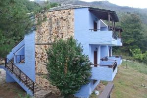 Mikrós PrínosTSIGOURA VERDE RESORT的蓝色的石墙房子