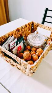 图蓬加托火山Departamentos PLENO CENTRO的桌上装满不同种类面包的篮子