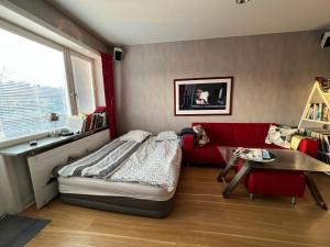 斯德哥尔摩Etage flat Stockholm Stora Essingen的一间卧室配有一张床、一张沙发和一张桌子