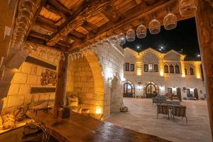 于尔居普Nujel'm Cappadocia的大型客房,位于大楼内,设有木桌