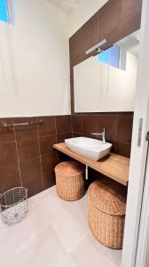 锡拉库扎Casa Adriana的一间带水槽和一个带篮子的台面的浴室