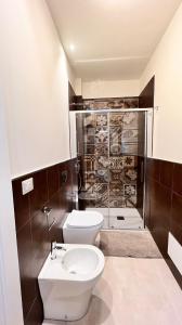 锡拉库扎Casa Adriana的一间带卫生间和淋浴的浴室