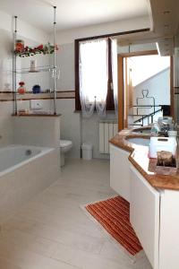 蒙特卡蒂尼泰尔梅7 Panorama的带浴缸、盥洗盆和卫生间的浴室