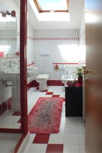 蒙特卡蒂尼泰尔梅7 Panorama的浴室配有卫生间、盥洗盆和淋浴。