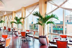 大西洋城大西洋城会议中心喜来登酒店的餐厅设有桌椅和大窗户。