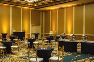 大西洋城大西洋城会议中心喜来登酒店的大型客房设有桌椅