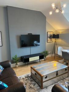 科尔温湾Aspen House - Apartment 3的带沙发和平面电视的客厅