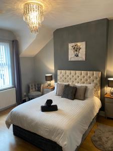 科尔温湾Aspen House - Apartment 3的卧室配有一张大白色的床和大床头板