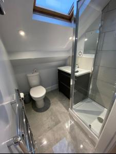 巴恩斯利Modern En-Suite Rooms Town Centre Self-Check In的浴室配有卫生间、盥洗盆和淋浴。