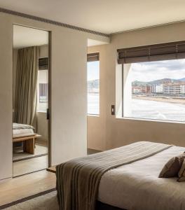 扎鲁亚斯Hotel Ur Bare的一间卧室设有一张床和一个大窗户