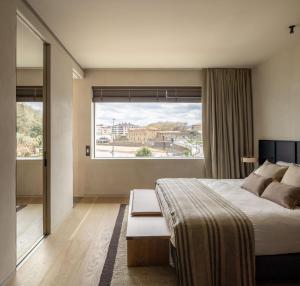 扎鲁亚斯Hotel Ur Bare的一间卧室设有一张大床和一个大窗户