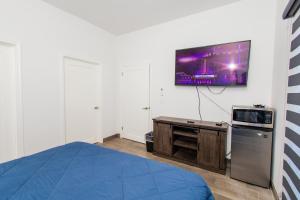 佩尼亚斯科港Residence 4的卧室配有一张床,墙上配有电视。