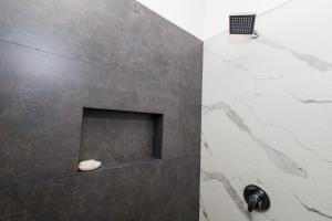 佩尼亚斯科港Residence 4的带淋浴的浴室(带石墙)