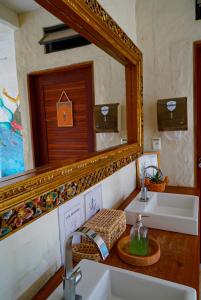 巴拉格兰德Ventura Barra Grande的一间带两个盥洗盆和大镜子的浴室