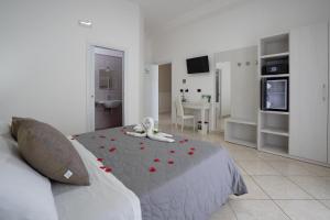 切萨雷奥港B&B Il Gabbiano的一间卧室,床上有红色玫瑰