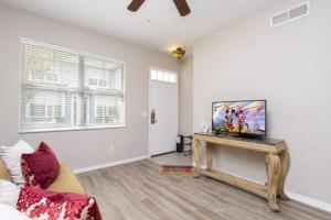 基西米Charming 3-Bedroom Villa in Gated Community - Your Perfect Getaway!的客厅配有桌子上的电视