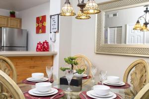 基西米Charming 3-Bedroom Villa in Gated Community - Your Perfect Getaway!的一间带桌椅和镜子的用餐室