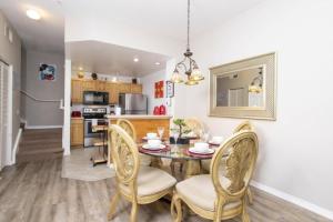 基西米Charming 3-Bedroom Villa in Gated Community - Your Perfect Getaway!的厨房以及带桌椅的用餐室。