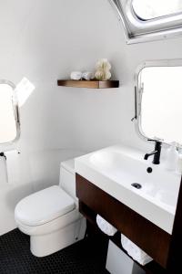 米德派恩斯AutoCamp Yosemite的白色的浴室设有卫生间和水槽。