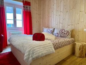 博尔米奥Chalet Ame的一间卧室,床上有红色背包