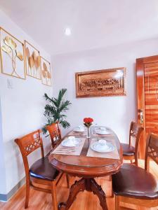 Liloan2 Bedroom Apartment ~ 5 Minutes to Grand Mall的一间带木桌和椅子的用餐室