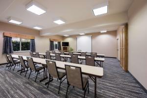太阳谷肯特伍德贝斯特韦斯特PLUS酒店的一间会议室,配有长桌子和椅子
