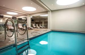 开普敦南太阳角酒店的游泳池,酒店客房带椅子