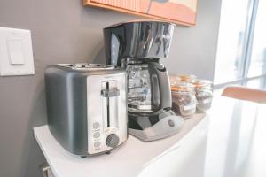 盐湖城Charming Retreat in Heart of SLC的厨房柜台配有咖啡机和烤面包机
