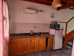 胡宁德洛斯安第斯COMPLEJO AIKEN CURA的厨房配有白色冰箱和水槽