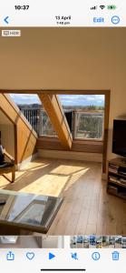 米尔盖West Highland Way Rooms ED30002F的享有带大窗户的客厅的景色