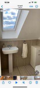 米尔盖West Highland Way Rooms ED30002F的一间带水槽和天窗的浴室