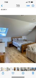米尔盖West Highland Way Rooms ED30002F的卧室两张照片,配有一张床和一张沙发