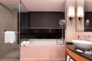 达卡达卡威斯汀酒店的带浴缸和盥洗盆的浴室