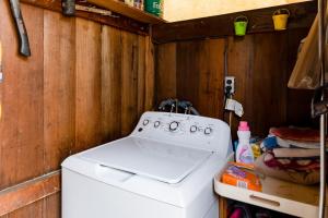 Ocean Bay ParkCasa de Zeus的一个小房子里的洗衣机和烘干机
